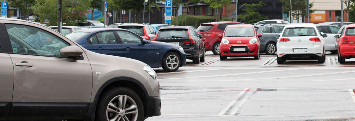 Bilar på parkering